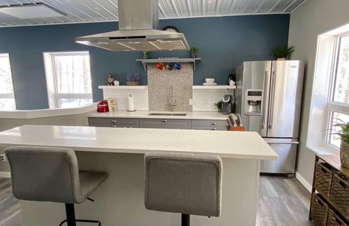 Bragg Creek Apartment | Creeker’s Loft-peaceful forest retreat