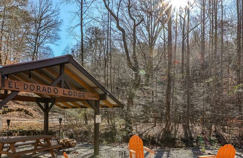 East Ellijay Cabin | Creekfront, hot tub, 2/2 5 acres of privacy, pet friendly, fenced yard