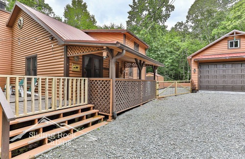 East Ellijay Cabin | Creekfront, hot tub, 2/2 5 acres of privacy, pet friendly, fenced yard