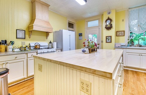 Yellville House | Creekfront Yellville Manor w/Parlors & Fire Pit!