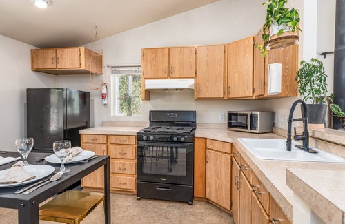 Cascadel Woods House | Creeks, Pond, Forest Hiking, Relaxing, Yosemite 35 Miles, Bass Lake 4 Miles