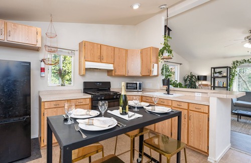 Cascadel Woods House | Creeks, Pond, Forest Hiking, Relaxing, Yosemite 35 Miles, Bass Lake 4 Miles