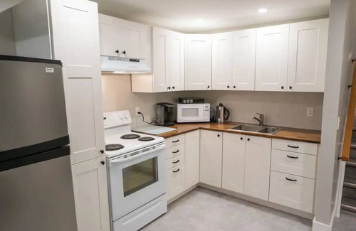 Thunder Bay House | Creekside 2BR Bsmnt Suite w/3 Queen Beds, close to hiking trails