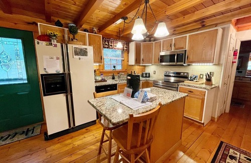 Jefferson Cabin | Creekside 4 BR Pet Friendly Cabin w/Hot Tub, Foosball, Fire Pit, WiFi