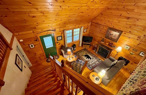 Jefferson Cabin | Creekside 4 BR Pet Friendly Cabin w/Hot Tub, Foosball, Fire Pit, WiFi