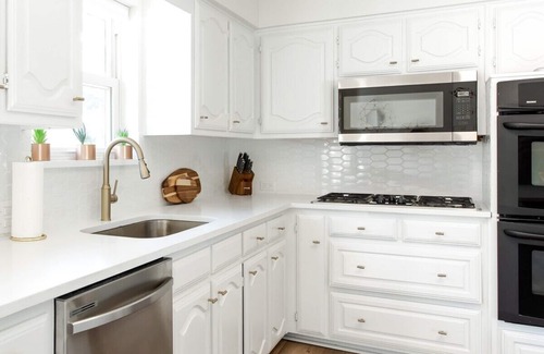 Garland House | Creekside 4BR 2B Home with Beautiful Pool & Garden