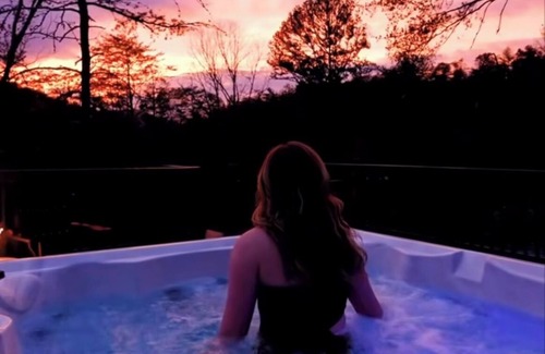 Omaha House | Creekside A-frame Hot Tub 1st FL King Suite🖤PET