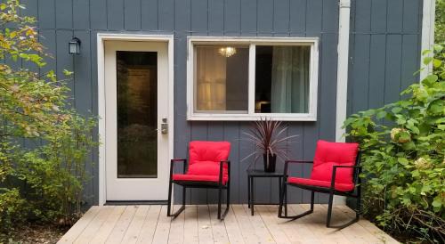 Thurston House | Creekside Bed and Breakfast Guest Room