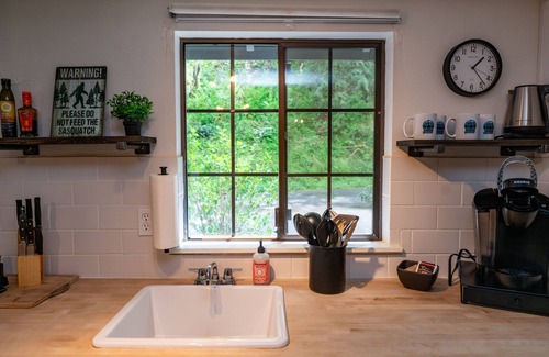 Hoodsport House | Creekside Bigfoot Bungalow — Nature Lover’s Paradise