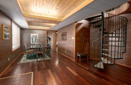 East Kootenay House | Creekside Cabin