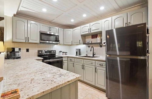 East Stroudsburg House | Creekside cabin home ENJOY PEACE/BEAUTY in LUXURY with quality bedding&MUCH MORE
