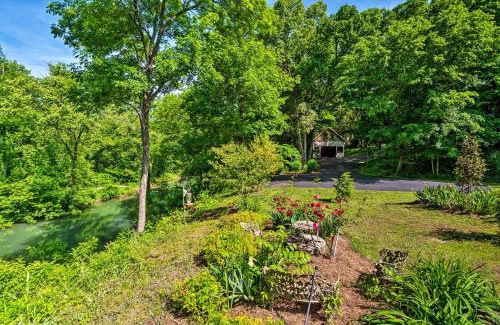 Halfway House | Creekside Cabin about 10 Mi from Bowling Green!