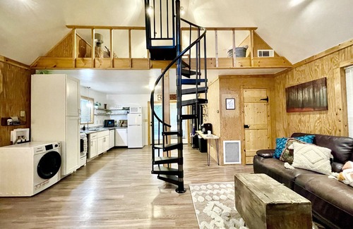 Martin Cabin | Creekside Cabin at Lake Hartwell: hot tub, 2 king beds, outdoor TV, fire pit