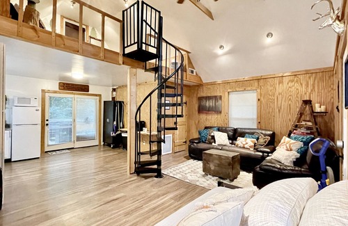 Martin Cabin | Creekside Cabin at Lake Hartwell: hot tub, 2 king beds, outdoor TV, fire pit