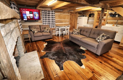 Killen Cabin | Creekside Cabin Getaway - Only 10 Miles from Downtown Florence