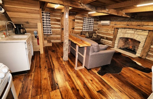 Killen Cabin | Creekside Cabin Getaway - Only 10 Miles from Downtown Florence