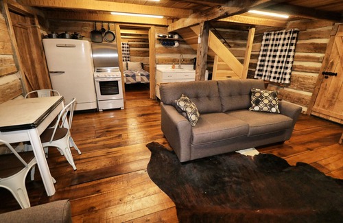 Killen Cabin | Creekside Cabin Getaway - Only 10 Miles from Downtown Florence