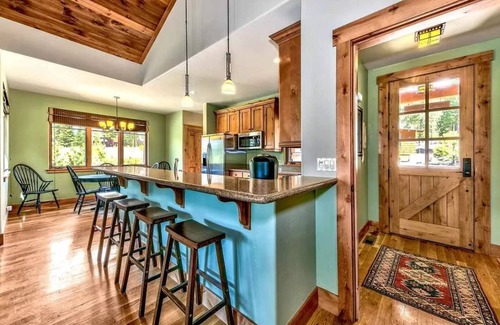 Grizzly Ranch House | Creekside Cabin on 9th hole of Grizzly Ranch Golf Club