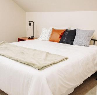McCammon House | Creekside Cabin Ponderosa- ONE BR Stay near Lava