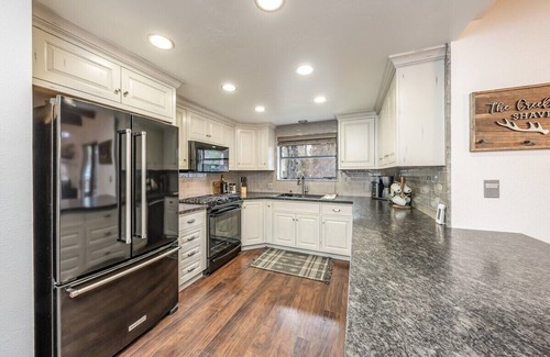 Shaver Lake Cabin | Creekside Cabin *Pup-Friendly with AC*