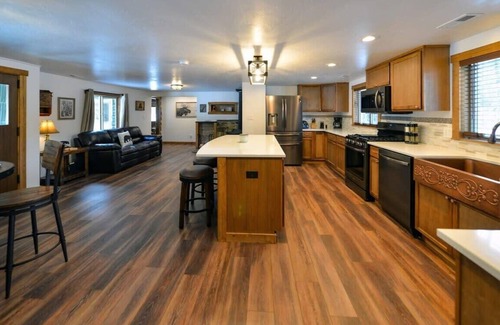 Coeur d'Alene House | Creekside Cabin - Quiet Cabin 23 Minutes from Town