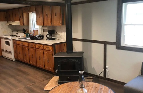 Burnsville House | Creekside Cabin skiing/hiking & Appalachian Trail.