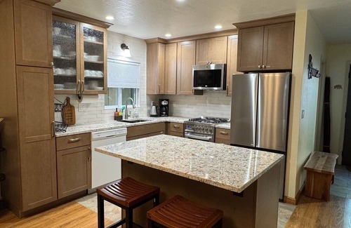 Incline Village Cabin | Creekside Cabin-Serene, Stylish & Clean. Family-Friendly. 5 mins to Diamond Peak