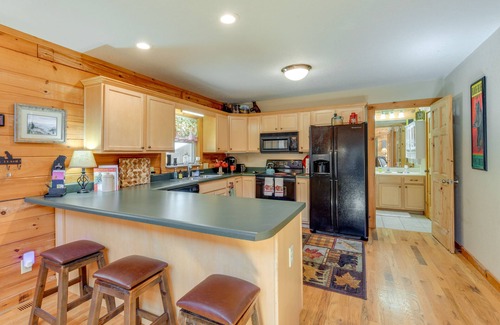 Waynesville Cabin | Creekside Cabin w/Fire Pit & Grill on Hemphill