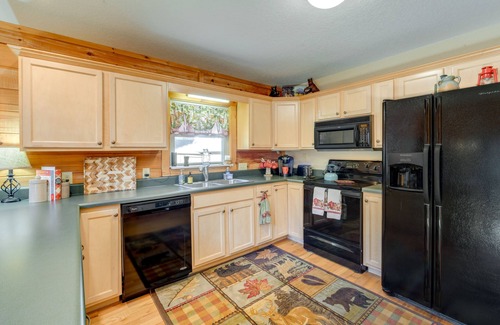 Waynesville Cabin | Creekside Cabin w/Fire Pit & Grill on Hemphill