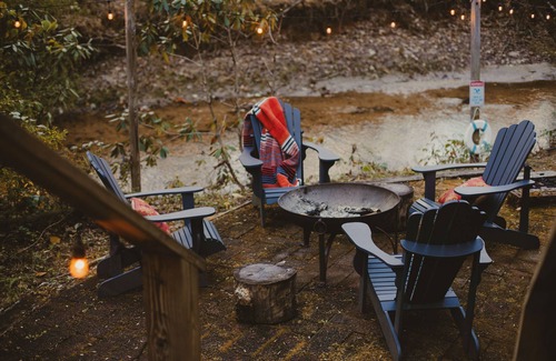 Clayton House | Creekside Cabin - Walk to Downtown