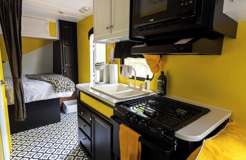 Dailey House | Creekside Camper/Mountain Hiking/National Forest!