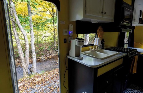 Dailey House | Creekside Camper/Mountain Hiking/National Forest!
