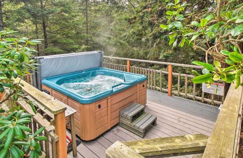 Manchester House | Creekside Chalet with Hidden Spa and Private Beach!