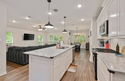 Westfield Village House | Creekside Cottage ~ Aggieland Vacation Rentals