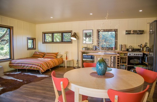 Ukiah House | Creekside Cottage at Whispertree - Privacy, Nature & Serenity!
