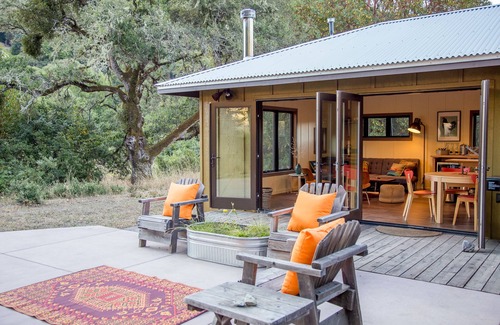 Ukiah House | Creekside Cottage at Whispertree - Privacy, Nature & Serenity!