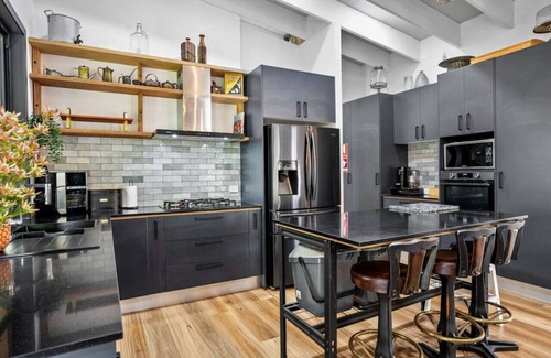Perwillowen House | Creekside Cottage pet friendly w pool
