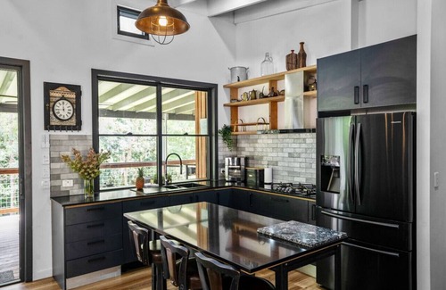 Perwillowen House | Creekside Cottage pet friendly w pool