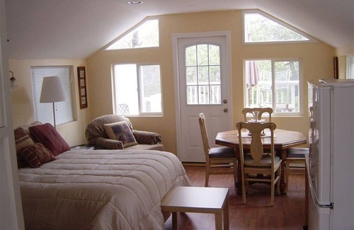 Boonville Cottage | Creekside cottage, beautiful counrty cottage (sleeps 2)
