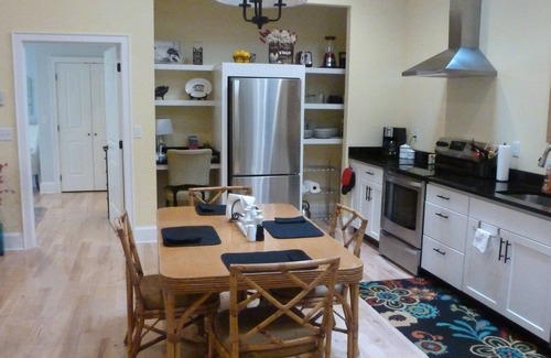 Asheville House | Creekside Cottage! Hiking. Gardens. 5 min to town. Close to shopping/dining.WiFi