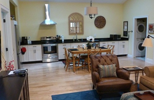 Asheville House | Creekside Cottage! Hiking. Gardens. 5 min to town. Close to shopping/dining.WiFi