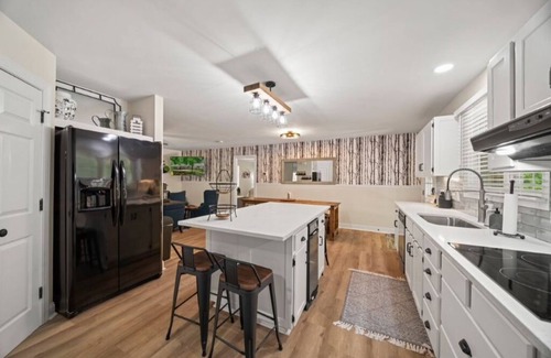Sunset Road House | Creekside cottage~hot tub~park