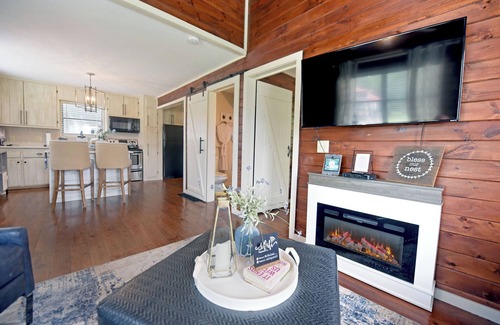 Blairsville Cottage | Creekside Cottage king Bed Frada's Nest Casual Elegance