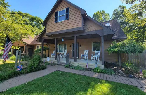 Hamilton Cottage | Creekside Cottage