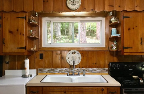 Sunset Cabin | Creekside cottage within walking distance Of Falls & 4 State Parks within 9 ml.