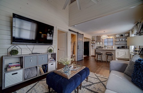 Blairsville Cabin | Creekside Cottages Luxury King/The Nook