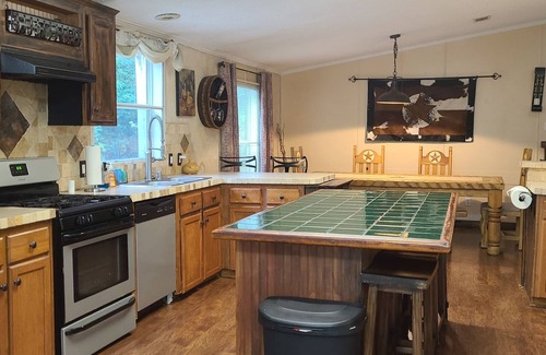 Conroe House | Creekside Country Retreat, Spacious country living on 1 acre in the country.