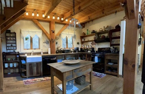 Hot Springs Cottage | Creekside Fairytale Cottage-Hot Tub-Cozy Fireplace