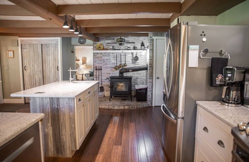Cumbola Other | Creekside Farmhouse / Hot Tub