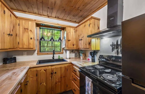 Rocky Grove Cabin | Creekside Getaway Near Park & Gatlinburg